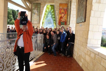 Bischof Krautwaschl macht ein Selfie von sich und der Jugendgruppe / Katholische Jugend Steiermark