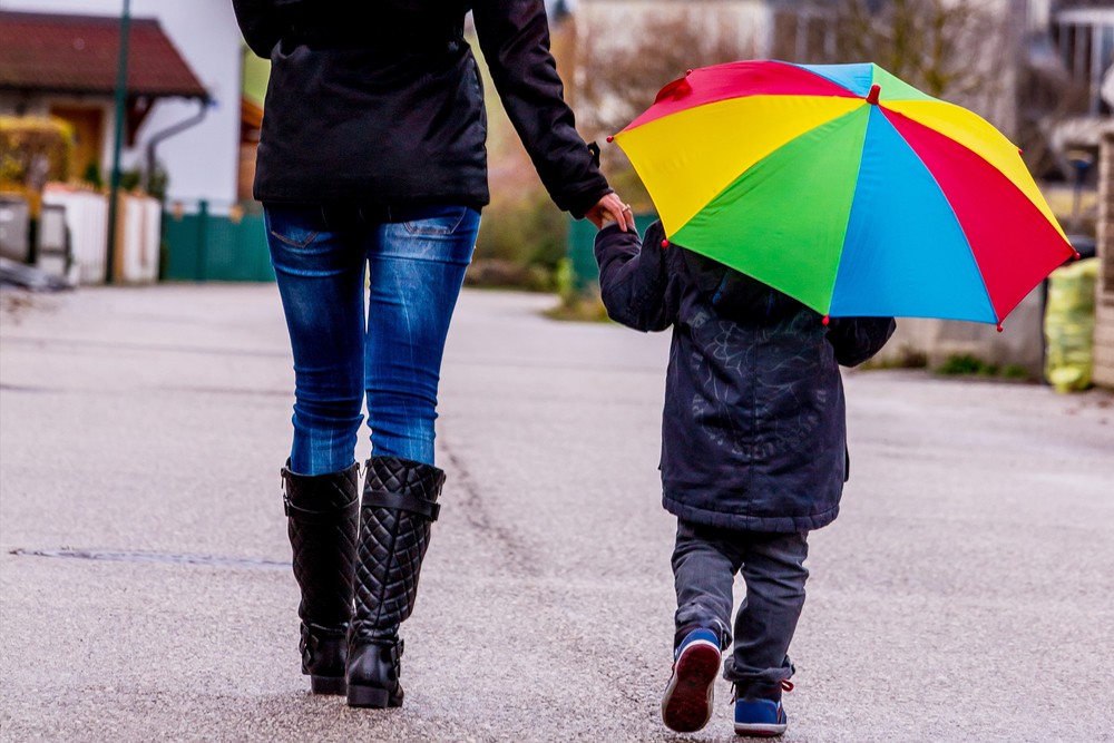 Mutter und Kind mit Regenschirm / Erwin Wodicka - wodicka@aon.at, Erwin Wodicka Mutter und Kind mit Regenschirm, Symbol für Solidarität, Hilfe, Hilfspaket, Rettungsschirm