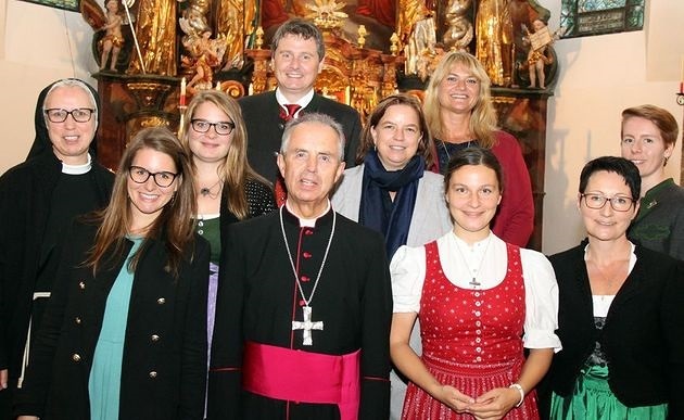 Weihbischof Hansjörg Hofer mit neu gesendeten Pastoralassistenten / Erzdiözese Salzburg