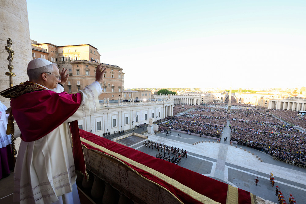Papst Leo XIV. / Copyright 2025, KNA GmbH, www.kna.de, All Rights Reserved, Vatican Media Papst Leo XIV. steht am Abend des 8. Mai 2025 auf dem Balkon der Loggia des Petersdoms im Vatikan und grüßt die Menschen auf dem Petersplatz.