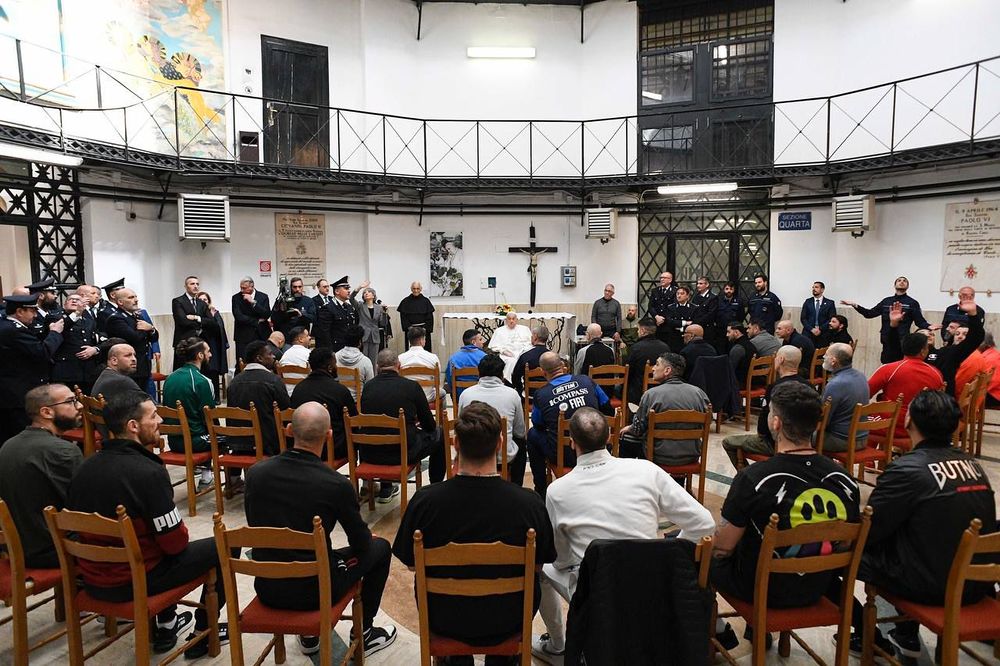 Papst Franziskus besucht am Gründonnerstag Gefangene in römischer Haftanstalt 'Regina Coeli' (17.4.2025) / Vatican Media Gründonnerstag: Papst Franziskus besuchte Gefängnis