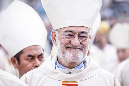 Kardinal Cristobal Lopez Romero, Erzbischof von Rabat (Marokko), beim Gottesdienst zur Eröffnung der letzten Phase der Weltsynode am 2. Oktober 2024 auf dem Petersplatz im Vatikan.