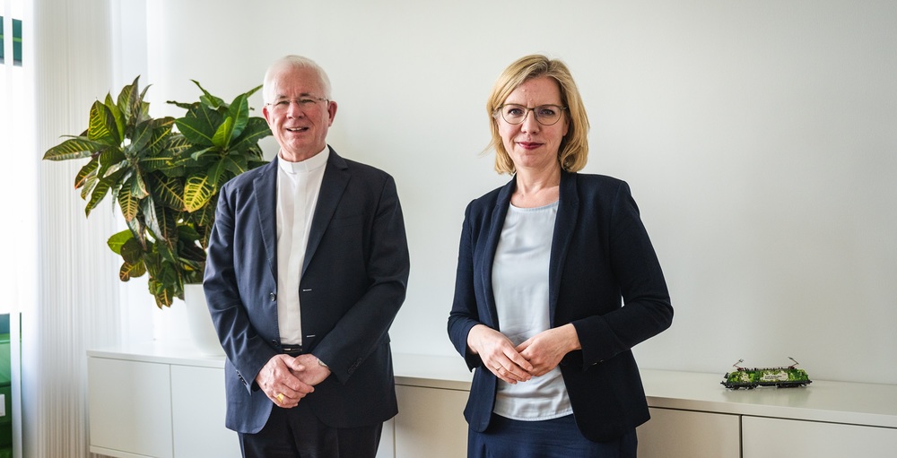 Erzbischof Franz Lackner und Klimaschutzministerin Leonore Gewessler / BMK / Cajetan Perwein Erzbischof Franz Lackner und Klimaschutzministerin Leonore Gewessler