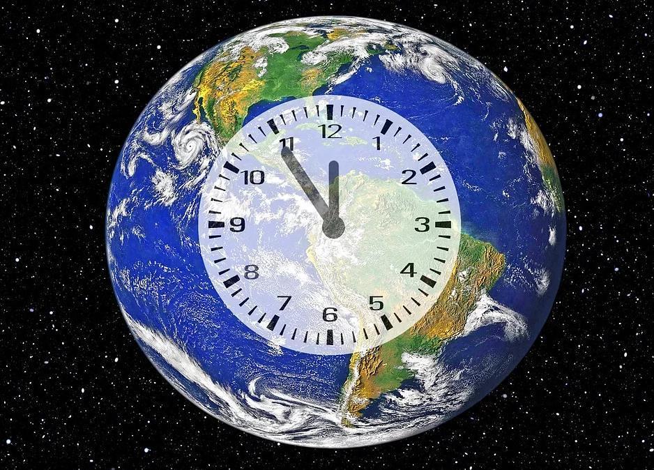 Erdkugel mit Uhr '5 vor 12' / pixabay Kirchlicher Klimaexperte vor COP29: Neue globale Finanzierung nötig