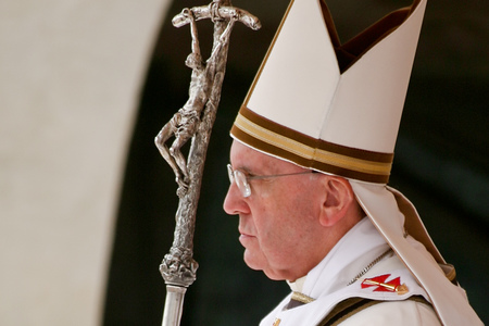 Papst Franziskus / kathbild.at/Christoph Hurnaus, Franz Josef Rupprecht Papst Franziskus, Stab / Ferula, Mitra, Bischof von Rom
