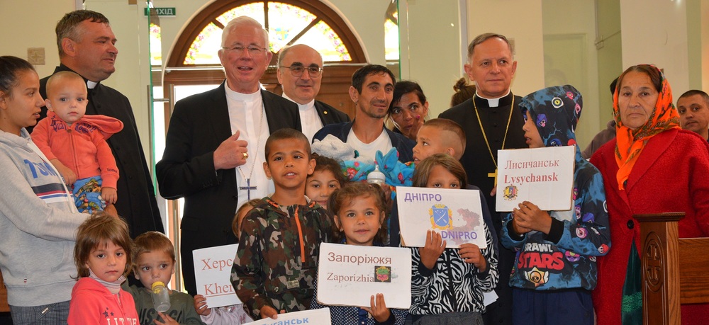 Lemberg: Erzbischof Lackner und Bischof Krautwaschl im Flüchtlingszentrum 'Johannes Paul II.' / Georg Pulling/Kathpress Lemberg: Erzbischof Lackner und Bischof Krautwaschl im Flüchtlingszentrum 'Johannes Paul II.'