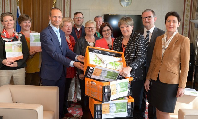 Übergabe der Petition 'Fakten helfen!' im Parlament / kathbild.at / Rupprecht