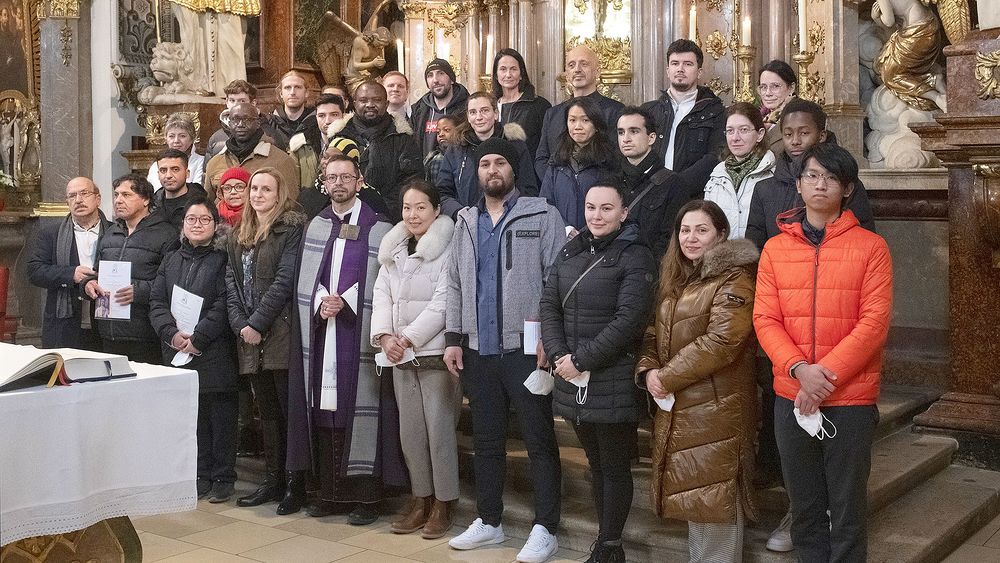 Taufkandidaten bei der Zulassungsfeier 2022 in Wien / Erzdiözese Wien/Laurent Ziegler Taufkandidaten bei der Zulassungsfeier 2022 in Wien