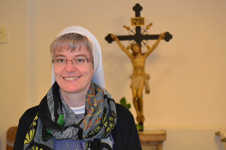 'FeierAbend', 'In aller W?rde.' Sie begleitet sterbende Menschen dabei, das, was sie ihren Angeh?rigen noch hinterlassen wollen, erz?hlen zu k?nnen: Barbara Flad ist Seelsorgerin und Ordensfrau in Zams in Tirol und begleitet vorwiegend Menschen, die 