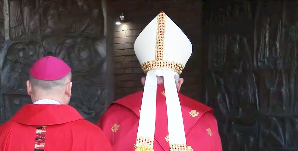 Papst Franziskus eröffnet Heilige Pforte im Rebibbia-Gefängnis / Vatican Media Papst Franziskus eröffnet Heilige Pforte im Rebibbia-Gefängnis