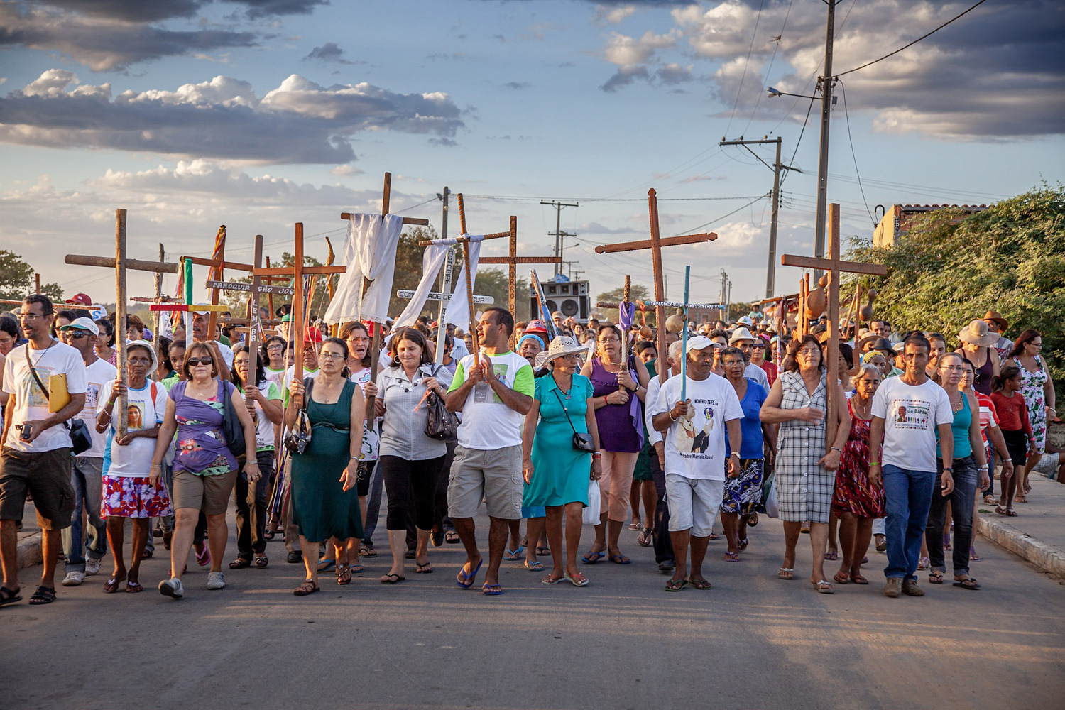 Brasilien - Nordosten - Wallfahrt in Bom Jesus da Lapa Ackerland wird aufgekauft, Regenwald wird abgeholzt, Völker müssen weichen: In Brasilien wird in großem Stil für die Weltmärkte produziert, während in Teilen des Landes Armut und Unterernährung h