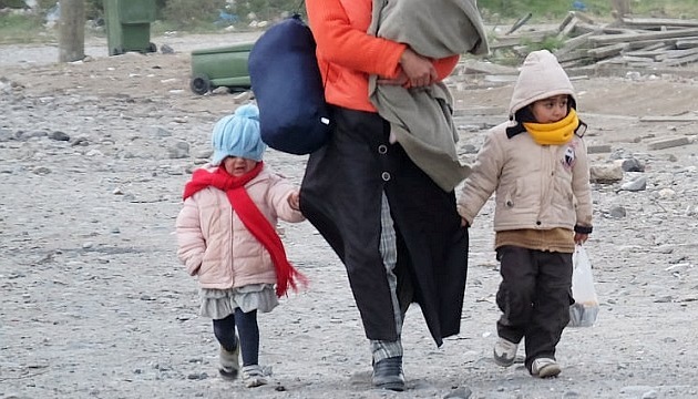 Frau mit Kindern auf der Flucht / Caritas Internationalis Frau mit Kindern auf der Flucht
