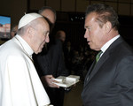 Papst Franziskus begrüßt Arnold Schwarzenegger während der wöchentlichen Generalaudienz am 25. Januar 2017 in der Audienzhalle des Vatikan.