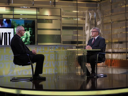 Bischof Zsifkovics und Moderator Neno Kužina auf der Plattform ihres Live-Gespräches / © Dominik Orieschnig