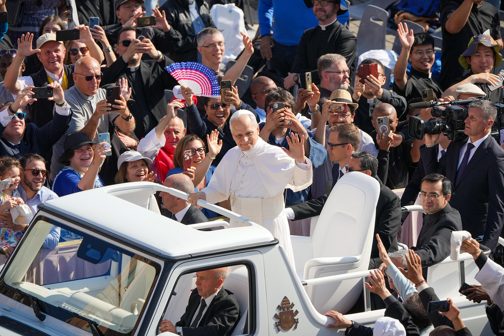 Amtseinführung von Papst Leo XIV. / Copyright 2025, KNA GmbH, www.kna.de, All Rights Reserved, Lola Gomez Papst Leo XIV. grüßt am 18. Mai 2025 die Menschen, während er mit dem Papamobil über den Petersplatz im Vatikan fährt, vor der feierlichen Messe zur offiziellen Einführung in sein Amt.