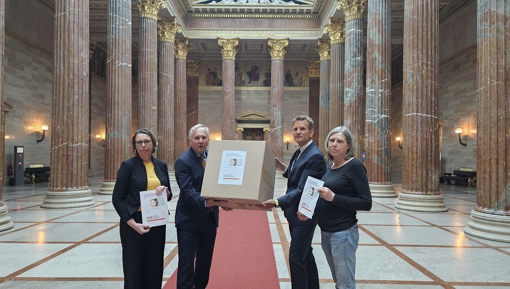 Sparkurs: Familienverband übergibt Petition an Nationalratspräsidenten / KFÖ / Standfest Sparkurs: Familienverband übergibt Petition an Nationalratspräsidenten