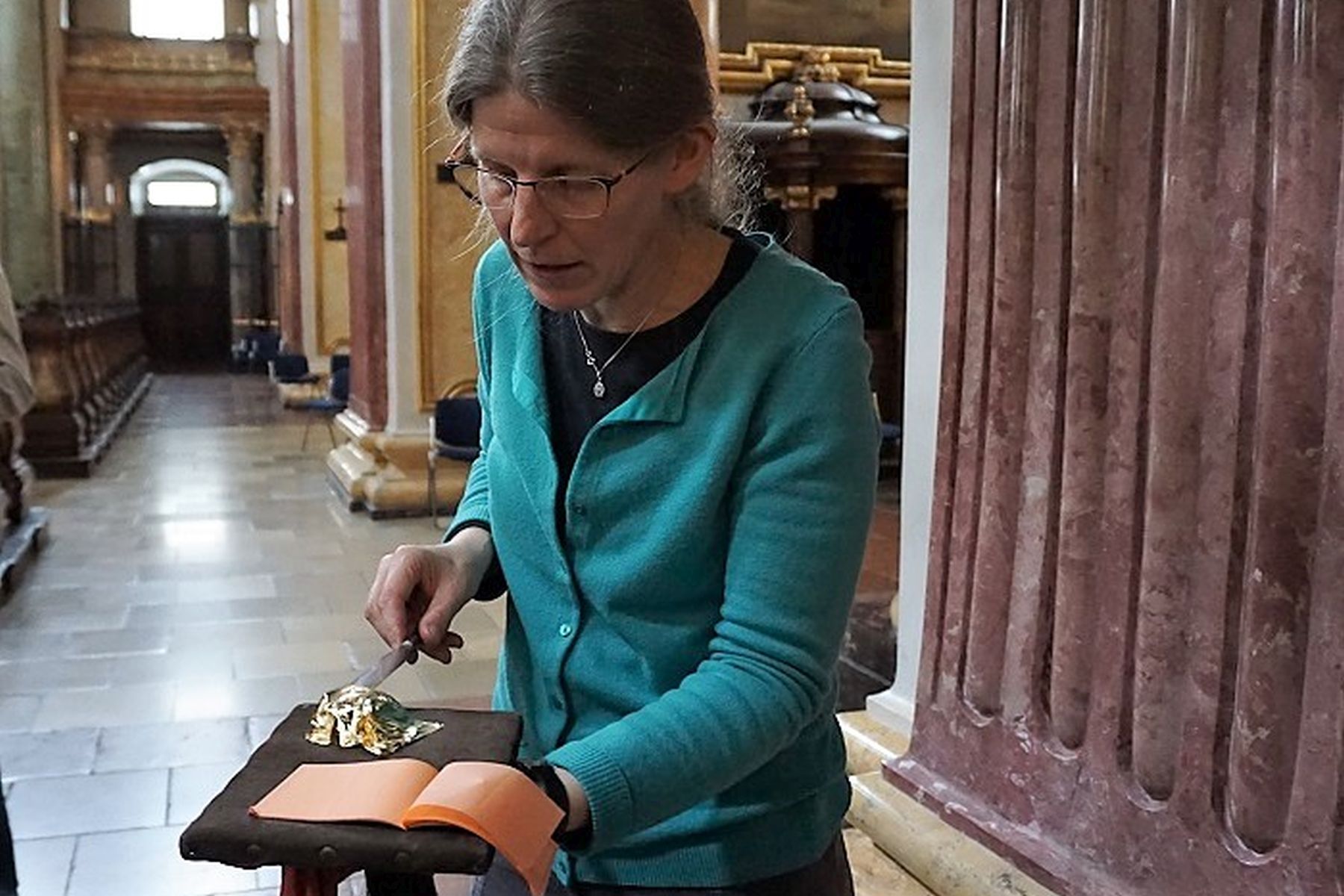 Sr. Ruth Pucher zeigt ihr Werkzeug zur Goldbearbeitung