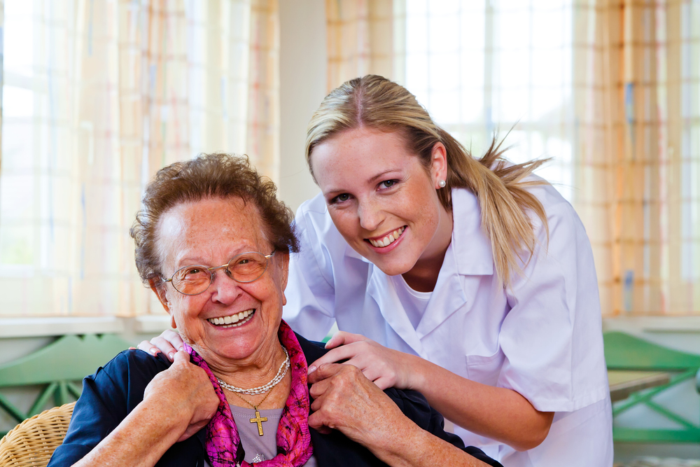 Eine Pflegerin der Hauskrankenpflege besucht eine Patienten