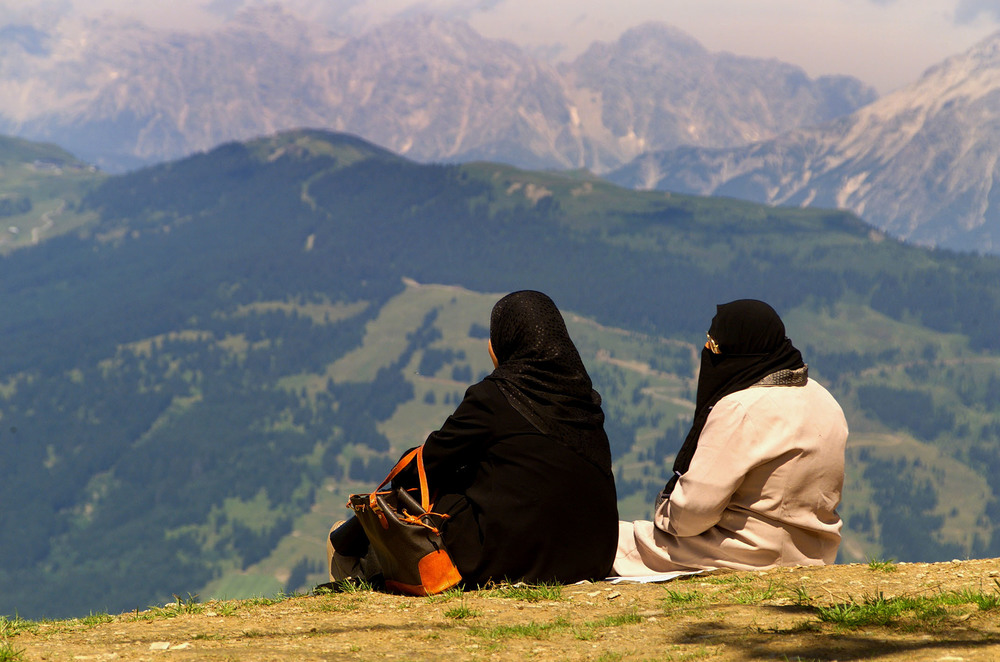 Islamische Frauen in der Bergwelt / bilderbox.com Studie: Antisemitismus und Islamfeindlichkeit nehmen in Österreich zu