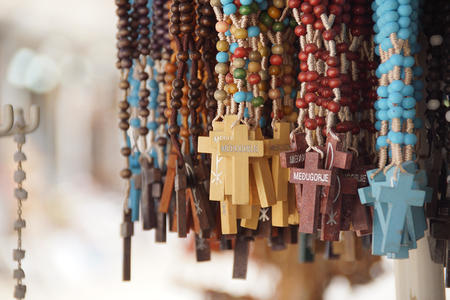 Rosenkränze in einem Souvenirladen von Medjugorje