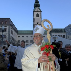 Bischof Marketz nach der Weihe
