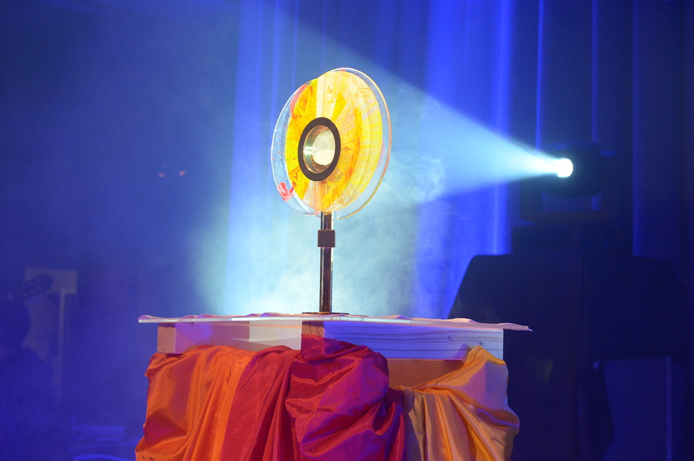Moderne Monstranz (von Heinz Ebner), ausgesetzt bei Jugendgottesdienst