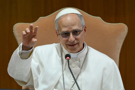 Papst Leo XIV. spricht bei einem Treffen mit Kardinälen am 10. Mai 2025 im Vatikan.