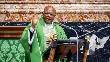 Kardinal Fridolin Ambongo Besungu, Erzbischof von Kinshasa (Kongo), und Präsident des Symposiums der Bischofskonferenzen von Afrika und Madagaskar, erteilt den Segen bei einem Gottesdienst am 13. Oktober 2023 im Petersdom im Vatikan.