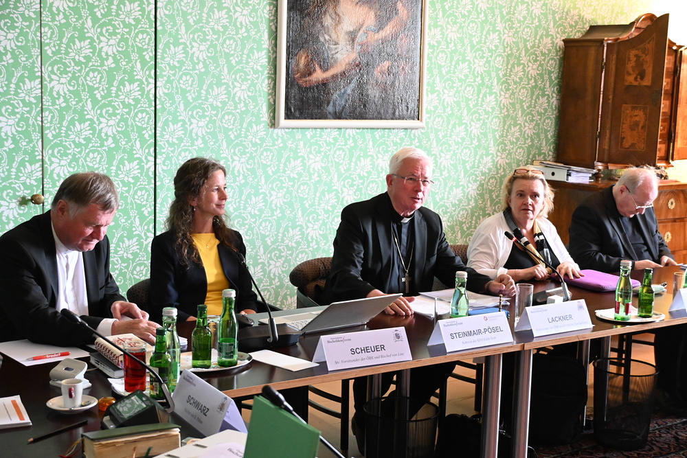 Beratungen der Bischofskonferenz in Mariazell über Synodalität - v.l.: Bischof Manfred Scheuer, Petra Steinmair-Pösel, Erzbischof Franz Lackner, Regina Polak, Kardinal Christoph Schönborn / Kathpress/Paul Wuthe Vollversammlung der Österreichischen Bischofskonferenz in Mariazell (19.-21.6.2023)