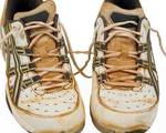 Alte Tennisschuhe von einem Sandplatz. Gebrauchte Sportschuhe.