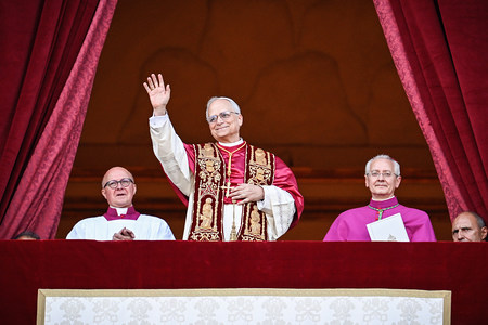 Papst Leo XIV., der frühere Kardinal Robert F. Prevost, winkt nach seiner Wahl zum Papst am 8. Mai 2025 der Menge auf dem Petersplatz im Vatikan.