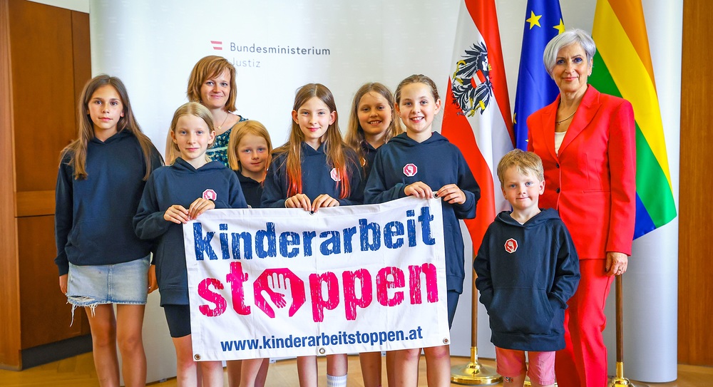 Initiative Kinderarbeit Stoppen bei Justizministerin Sporrer / rene_wallentin Wien: Tanzaktion im Justizministerium gegen Kinderarbeit