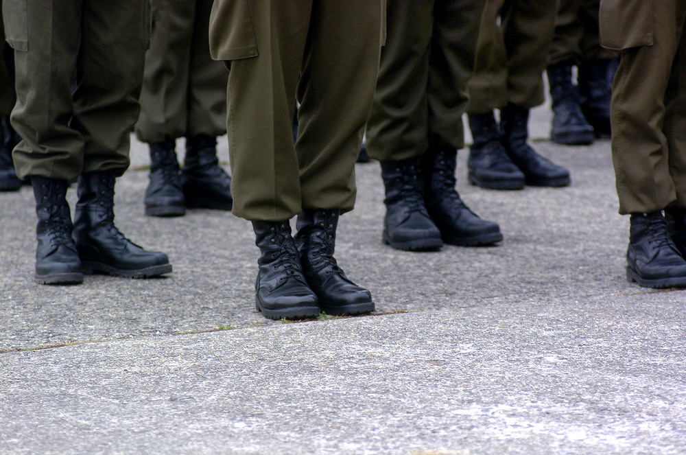 Angelobung beim oesterreichischen Bundesheer / Erwin Wodicka Angelobung beim oesterreichischen Bundesheer Bundesheerangelobung, Milit?rangelobung, Militaerangelobung, Disziplin, streng, Ordnung, Haltung, Soldaten, Gemeinschaft, Linie, Gleichheit, gleich, Schuhe, Stiefel Copyright (2000) by BilderBox; Erwin