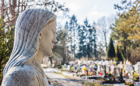 Die Statue von Jesus Christus auf einem Friedhof in Linz, Österreich