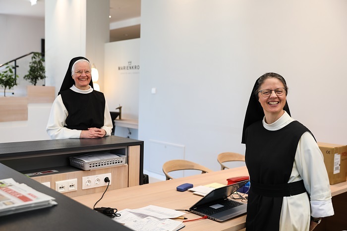 Marienkron: Äbtissin Ancilla Betting (links im Bild) besucht die Rezeption im neugestalteten Foyer. 
