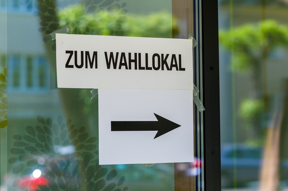 Schild Wahllokal / Erwin Wodicka - wodicka@aon.at Der Eingang zum Wahllokal ist durch ein Schild gekennzeichnet