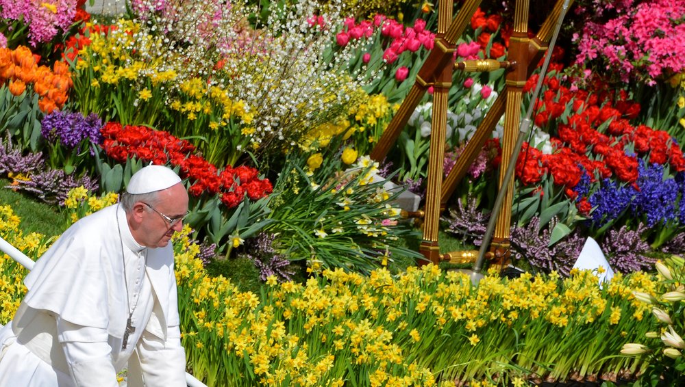 Feier des Ostergottesdienstes mit Papst Franziskus am Ostersonntag, 31. März 2013, auf dem Petersplatz in Rom.Bild: Papst Franziskus fährt nach dem Gottesdienst mit dem Papamobil durch die Menge der Gläubigen.