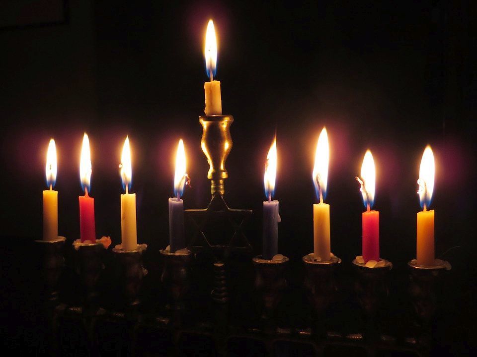 Jüdischer Chanukkia-Leuchter / pixabay / gemeinfrei Jüdischer Chanukkia-Leuchter