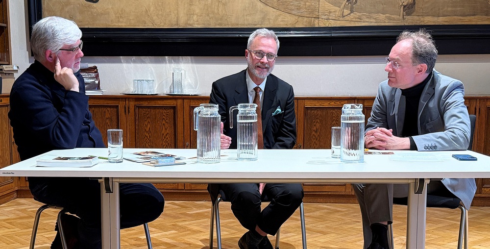v.l.: Künstlerseelsorger Georg Maria Roers, Maler Michael Triegel, Prof. Jan-Heiner Tück / kathbild.at / Franz Josef Rupprecht Maler Triegel: Fragen stellen ist die wichtigste Aufgabe von Kunst