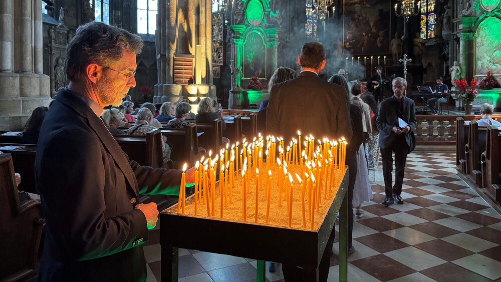 Gedenken an die Opfer des Grazer Amoklaufs im Wiener Stephansdom mit dem Apostolischen Administrator Josef Grünwidl / Jutta Steiner/Kathpress Amoklauf: Lichtermeer und Gedenken im Wiener Stephansdom