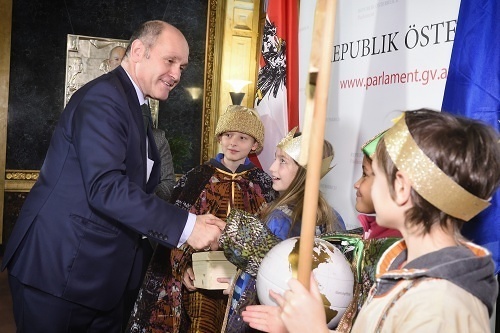 Nationalratspr?sident Wolfgang Sobotka (V) mit den Sternsingern der Pfarre Gersthof