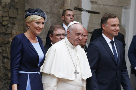 Papst Franziskus Ankunft WJT 2016 / Copyright 2016, KNA. Alle Rechte vorbehalten, Paul Haring Papst Franziskus wird bei seiner Ankunft in Krakau zum Weltjugendtag am 27. Juli 2016 im Hof des Königsschlosses auf dem Wawel vom polnischen Präsidenten Andrzej Duda und seiner Gattin Agata Kornhauser-Duda empfangen.