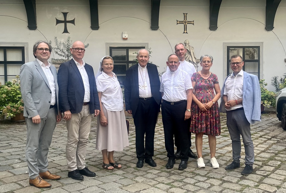 v.l.: Norbert Wichard (Deutschland), Gerard Kieffer (Luxemburg), Romana Kocjancic (Slowenien), Kardinal Christoph Schönborn (Österreich), Bischof Ulrich Neymeyr (Deutschland), Petra Neymeyr (Deutschland), Paul Wuthe (Österreich) / Wichard/DBK v.l.: Norbert Wichard (Deutschland), Gerard Kieffer (Luxemburg), Romana Kocjancic (Slowenien), Kardinal Christoph Schönborn (Österreich), Bischof Ulrich Neymeyr (Deutschland), Petra Neymeyr (Deutschland), Paul Wuthe (Österreich)
