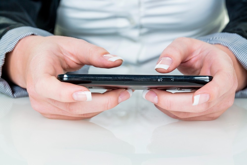 Eine Frau schreibt auf einem Smartphone / bilderbox.com / Erwin Wodicka Ethikerin: Handy-Verbot an Schulen ist wissenschaftlich gestützt