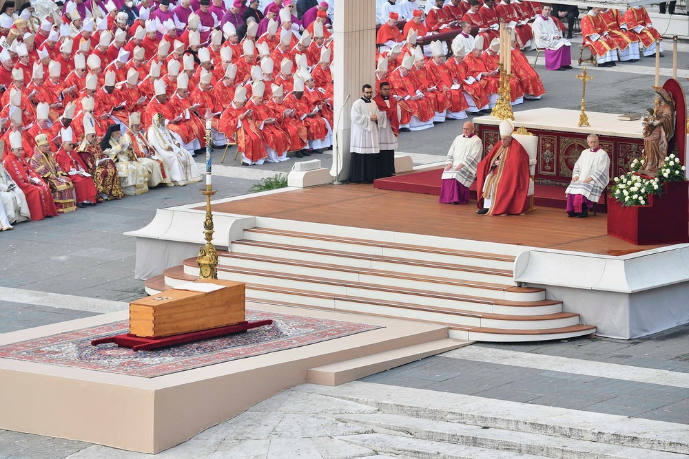 Totenmesse für Benedikt XVI. auf dem Petersplatz / Vatican Media Wie Papst-Begäbnisse politische Krisen lösen könnten