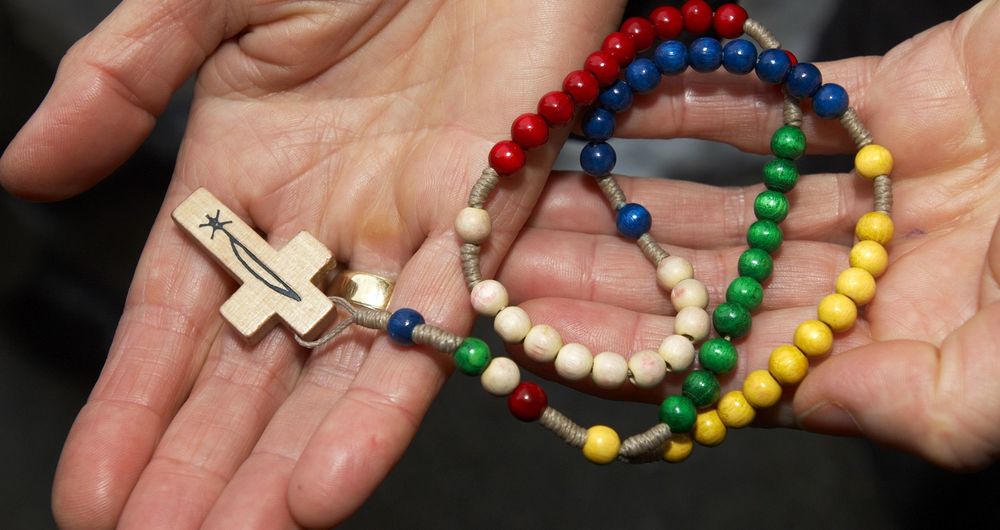 Bunter Rosenkranz auf offener Hand / kathbild.at / Rupprecht Bunter Rosenkranz auf offener Hand