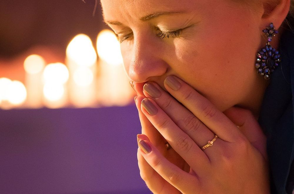 Betende junge Frau / Andreas Walch Betende junge Frau