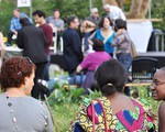 Menschen verschiedener Kulturen beim Innsbrucker 'Gartendankfest der Religionen'