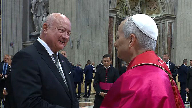 Papst Leo XIV. und Bundeskanzler Christian Stocker / Vatican Media Kanzler Stocker gratulierte Papst und lud ihn nach Österreich ein
