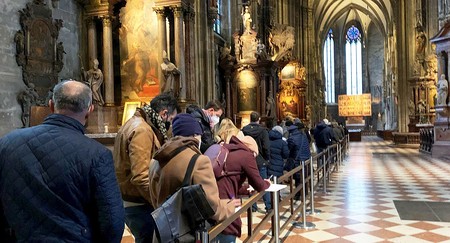 Warteschlange bei der Covid-Impfstraße im Wiener Stephansdom